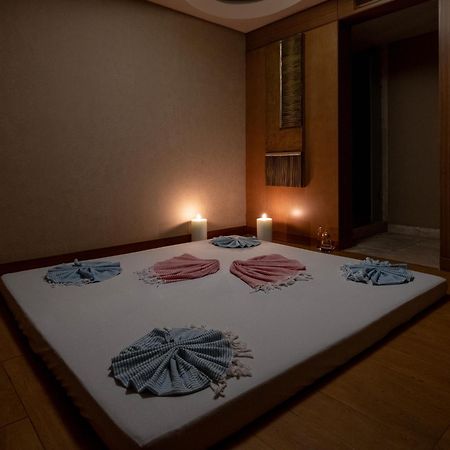 Windsor Hotel & Convention Center イスタンブール エクステリア 写真 A massage bed