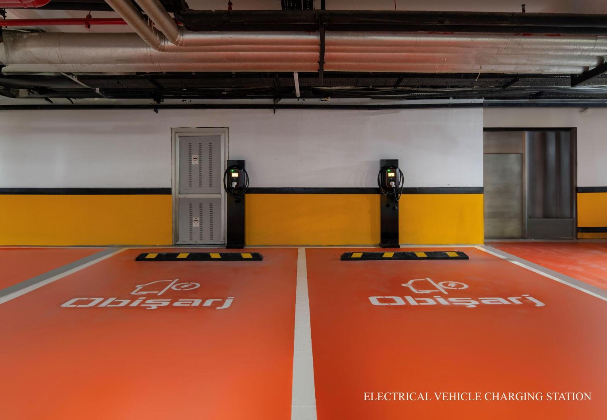 Windsor Hotel & Convention Center イスタンブール エクステリア 写真 Electric vehicle charging station at the airport