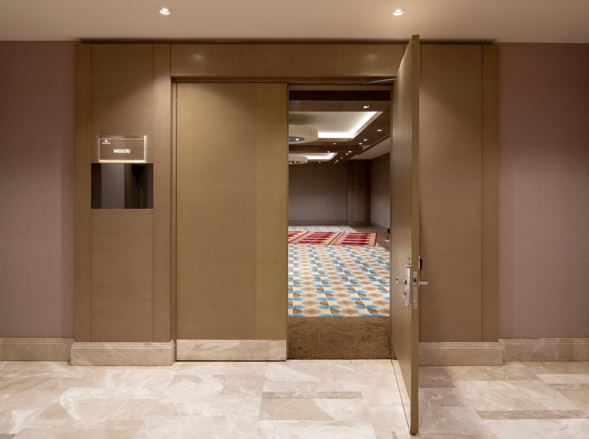 Windsor Hotel & Convention Center イスタンブール エクステリア 写真 A soundproof door