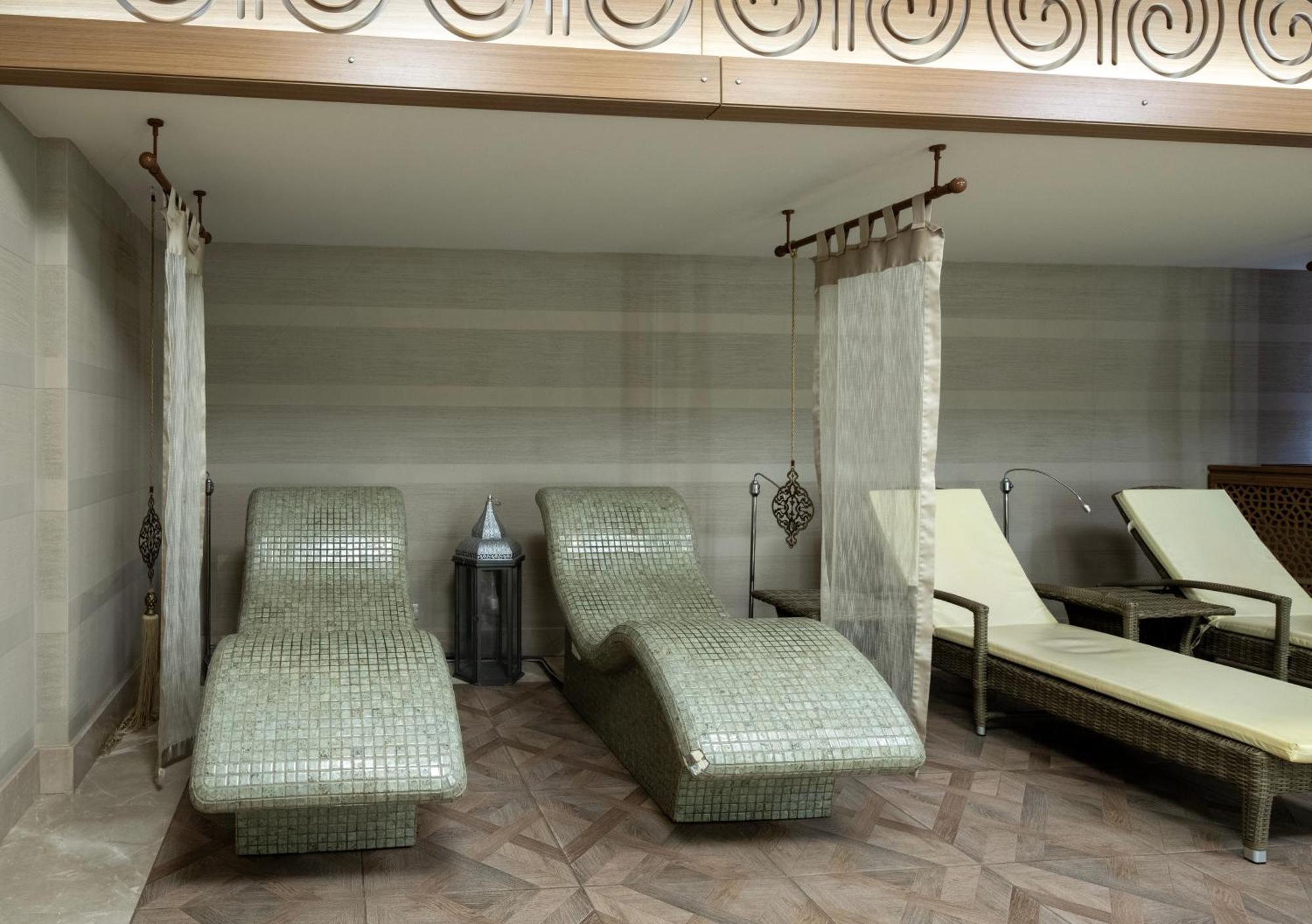 Windsor Hotel & Convention Center イスタンブール エクステリア 写真 A Turkish bath in a hotel in Istanbul