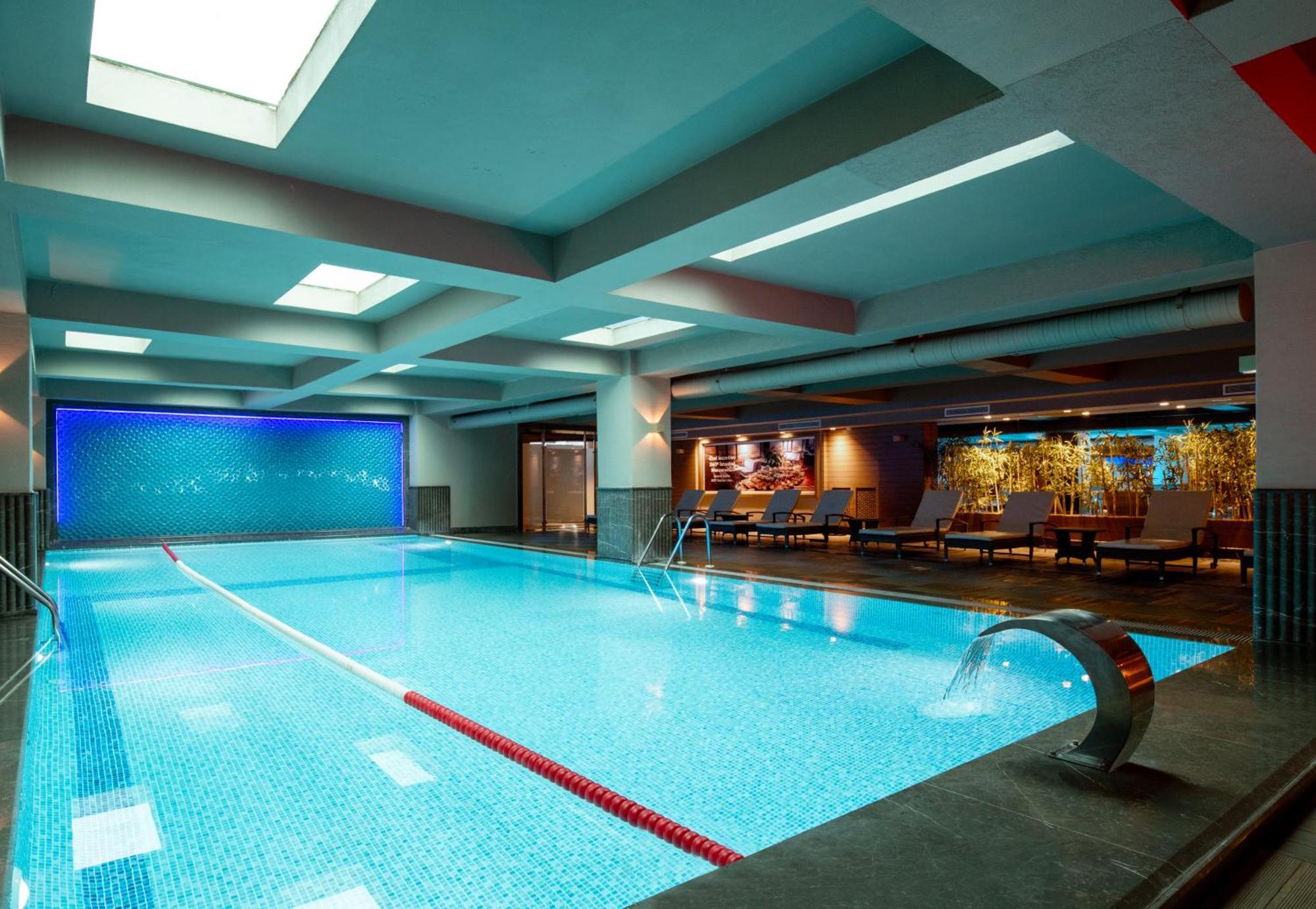 Windsor Hotel & Convention Center イスタンブール エクステリア 写真 The swimming pool at the hotel
