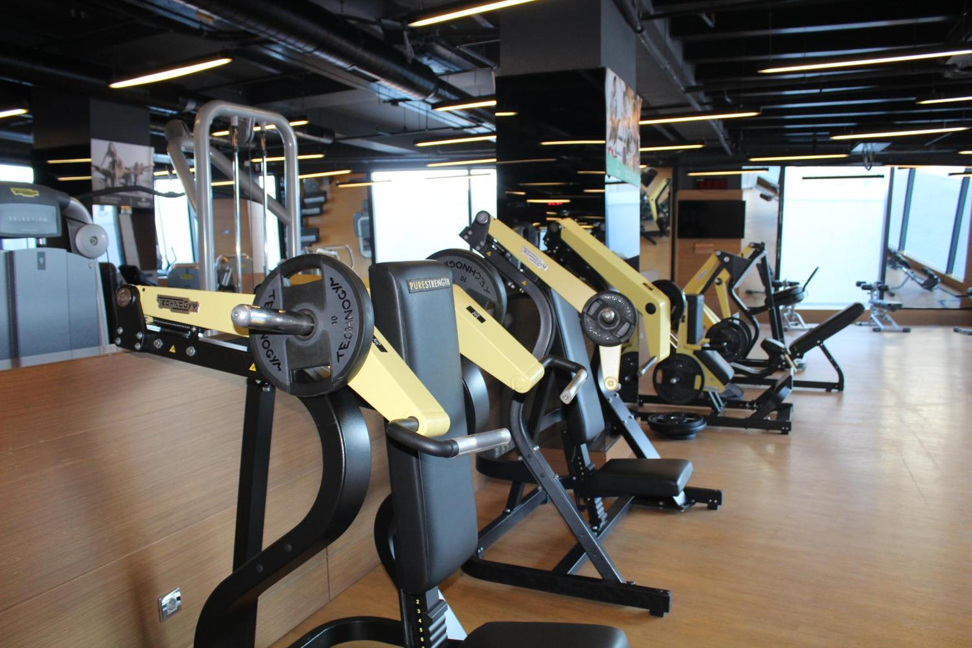 Windsor Hotel & Convention Center イスタンブール エクステリア 写真 A row of plate-loaded machines