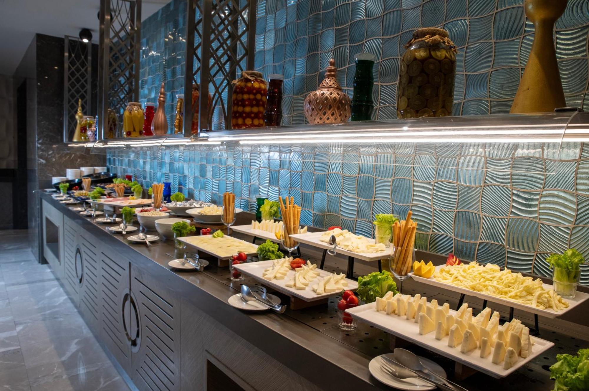 Windsor Hotel & Convention Center イスタンブール エクステリア 写真 A cheese counter at a buffet