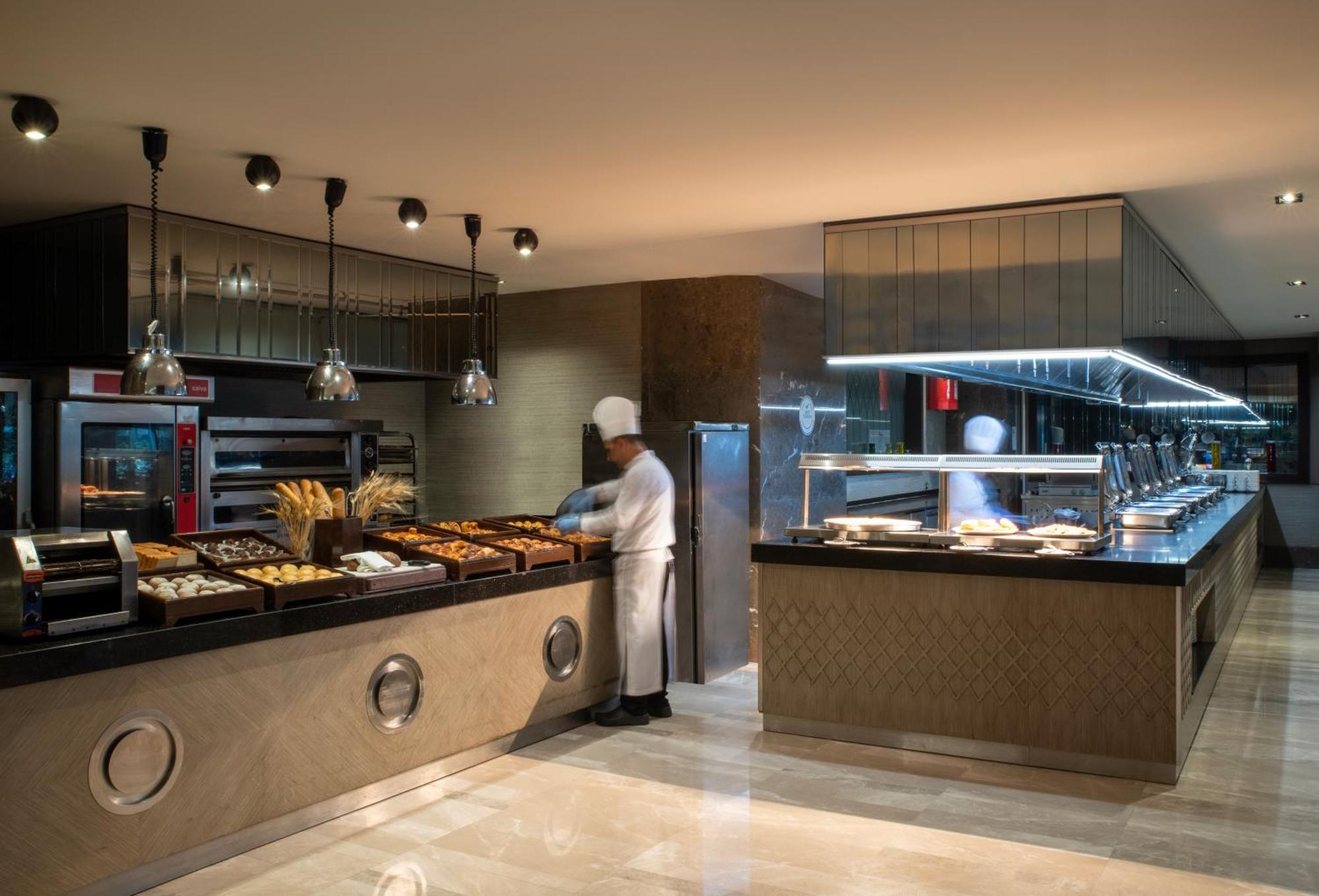 Windsor Hotel & Convention Center イスタンブール エクステリア 写真 A buffet at a hotel
