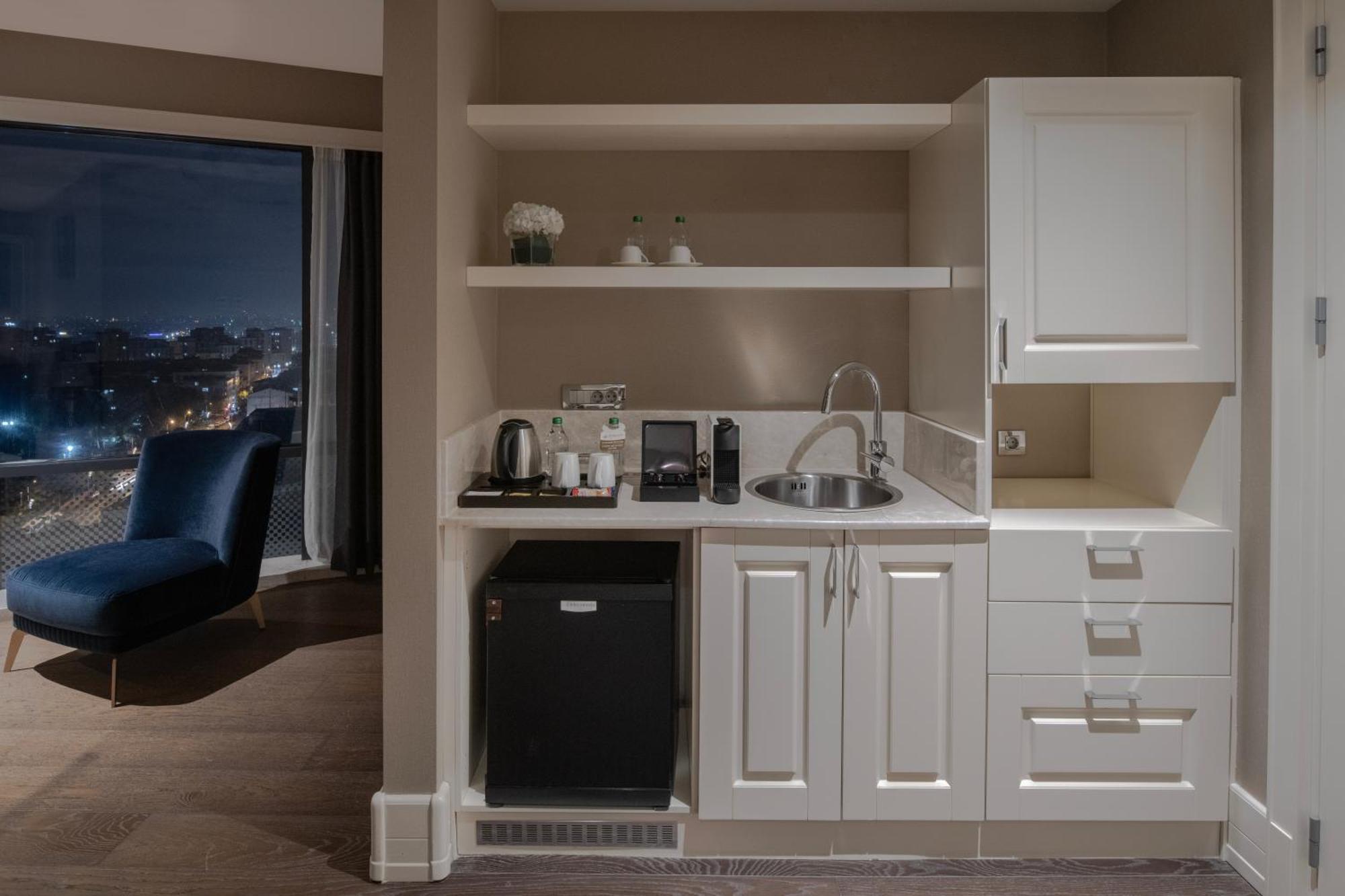 Windsor Hotel & Convention Center イスタンブール エクステリア 写真 A wet bar in a hotel room