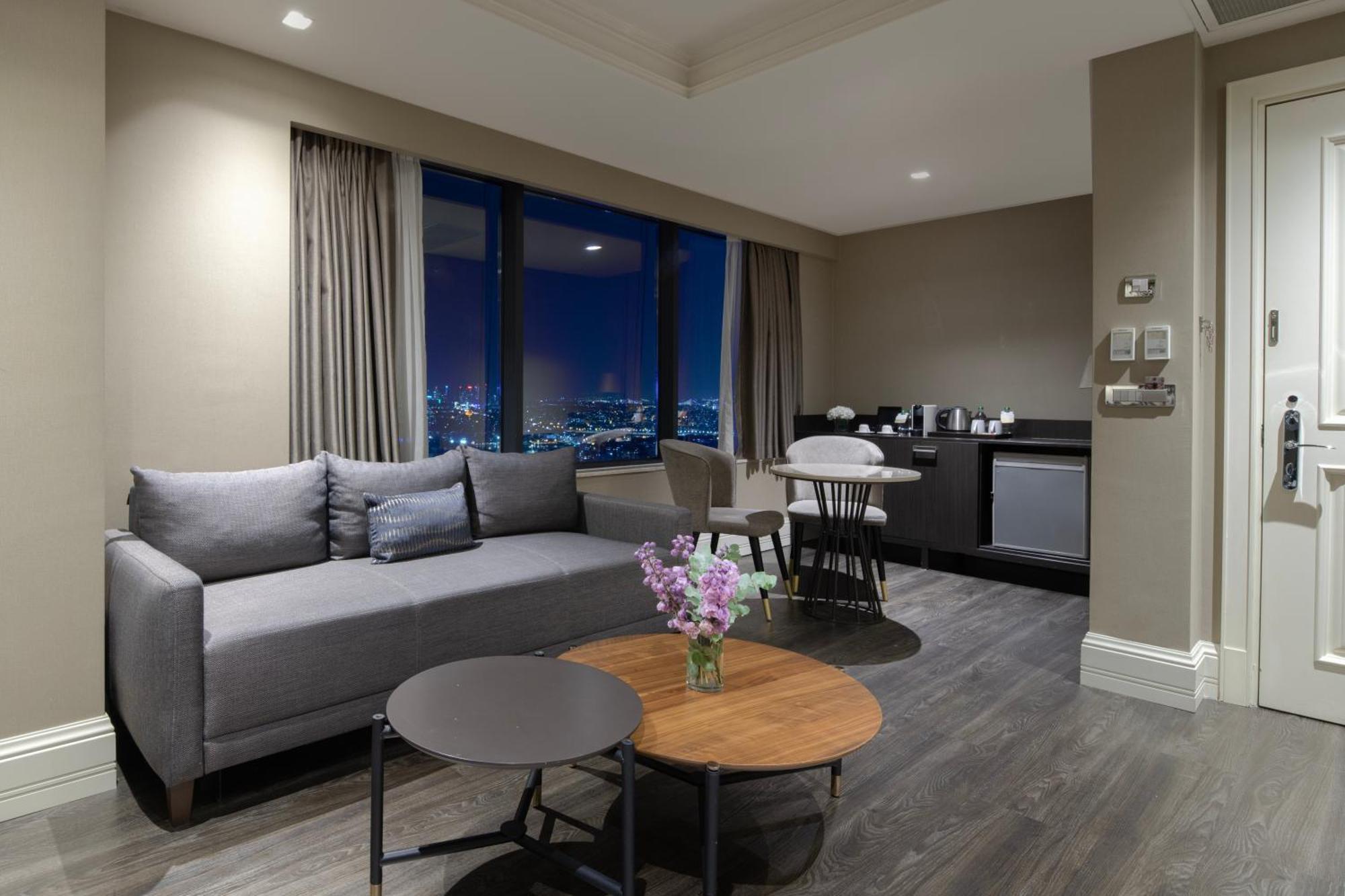 Windsor Hotel & Convention Center イスタンブール エクステリア 写真 A living room in a serviced apartment in Bangkok, Thailand